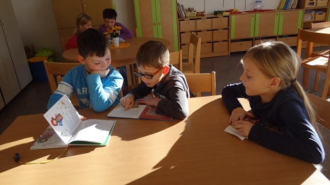 Kinder lesen gemeinsam © Grundschule